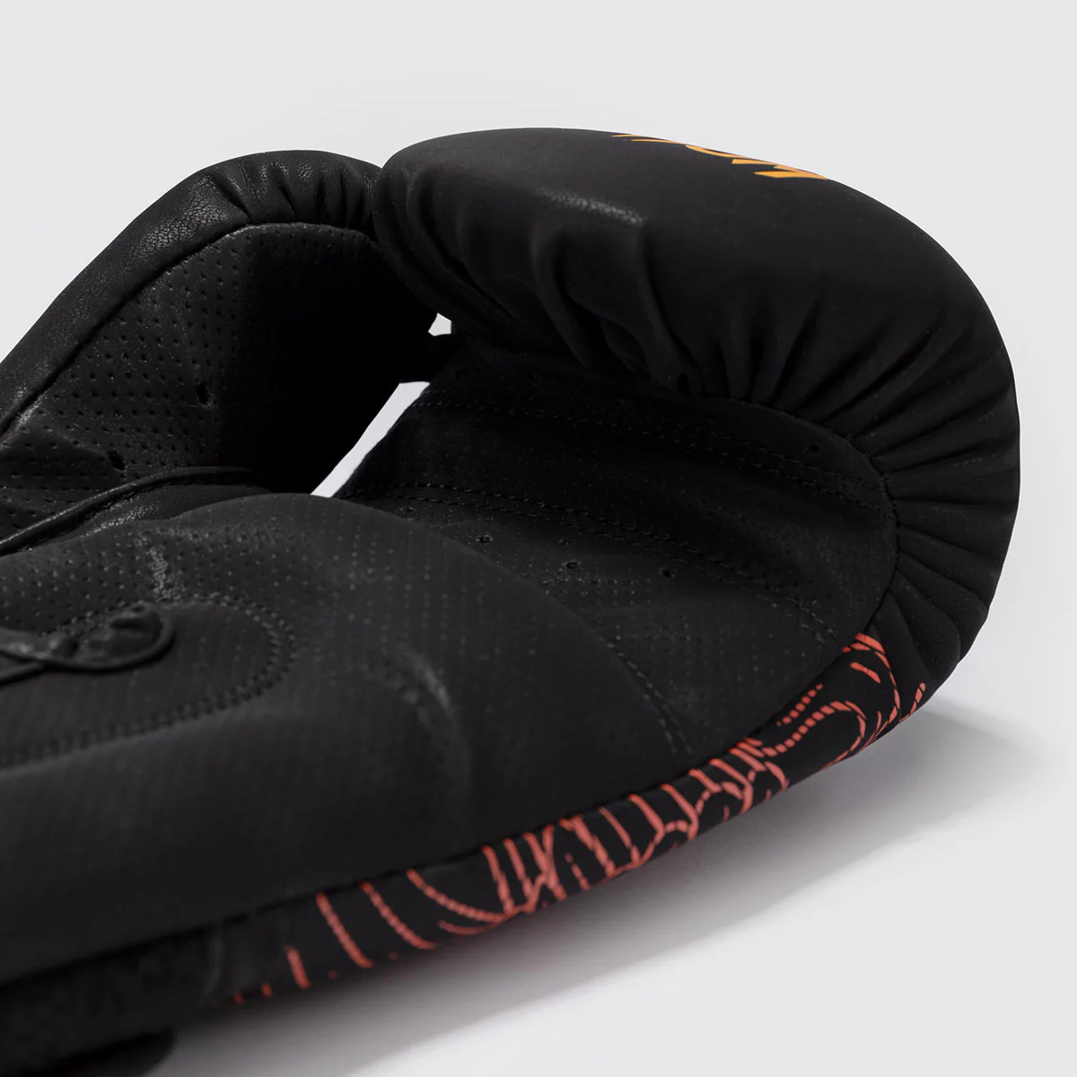 Gants de boxe Venum Quetzal Fury Noir-rouge  - Image 4