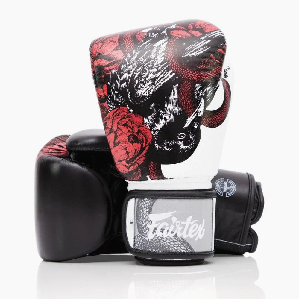 Gants de Muay Thai Fairtex BGV24 The Beauty of Survival avec boîte en bois  - Image 2