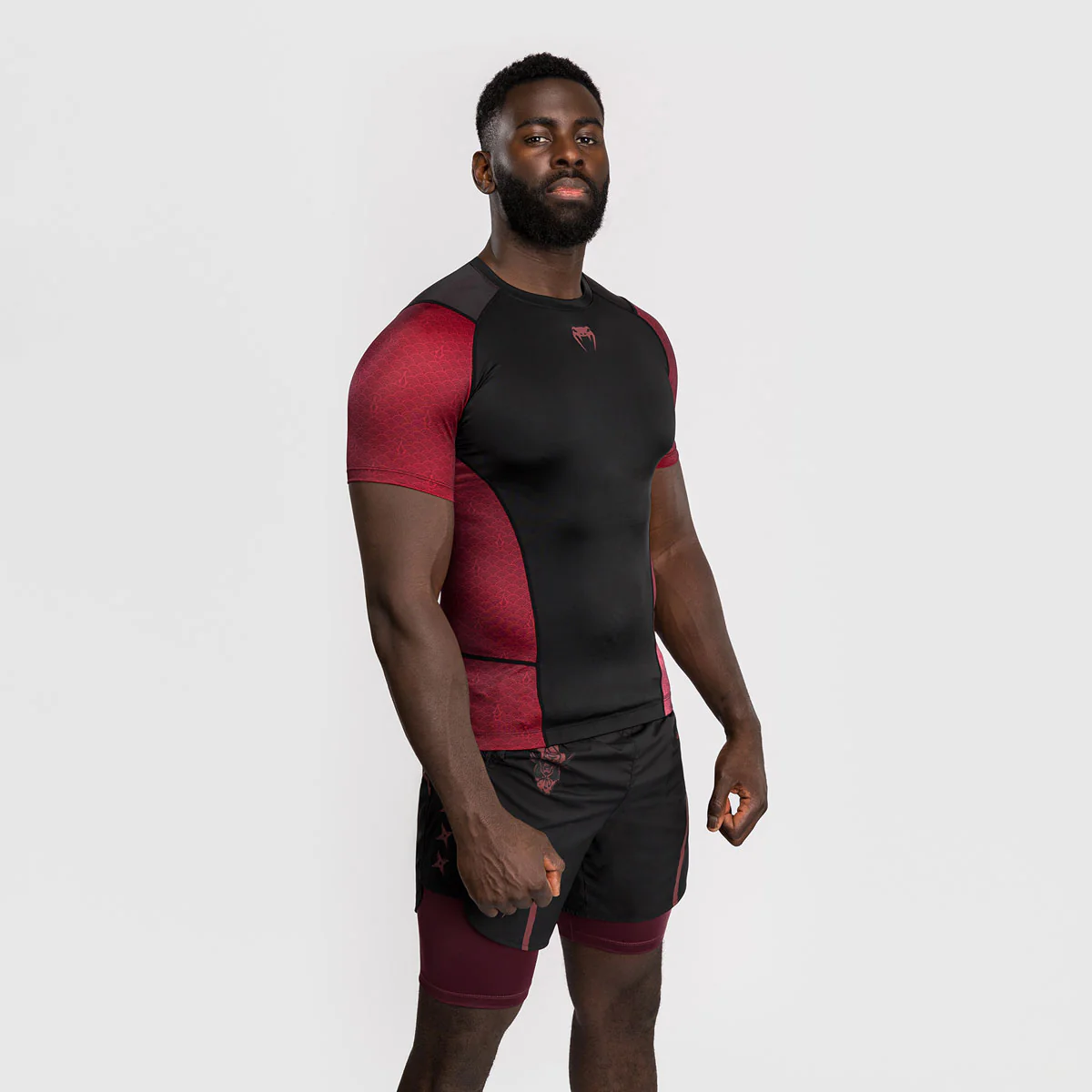 Rashguard Venum Assassin's Creed Shadows manches courtes Rouge-noir  - Image 3