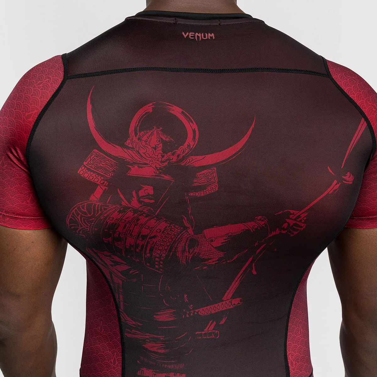 Rashguard Venum Assassin's Creed Shadows manches courtes Rouge-noir  - Image 6