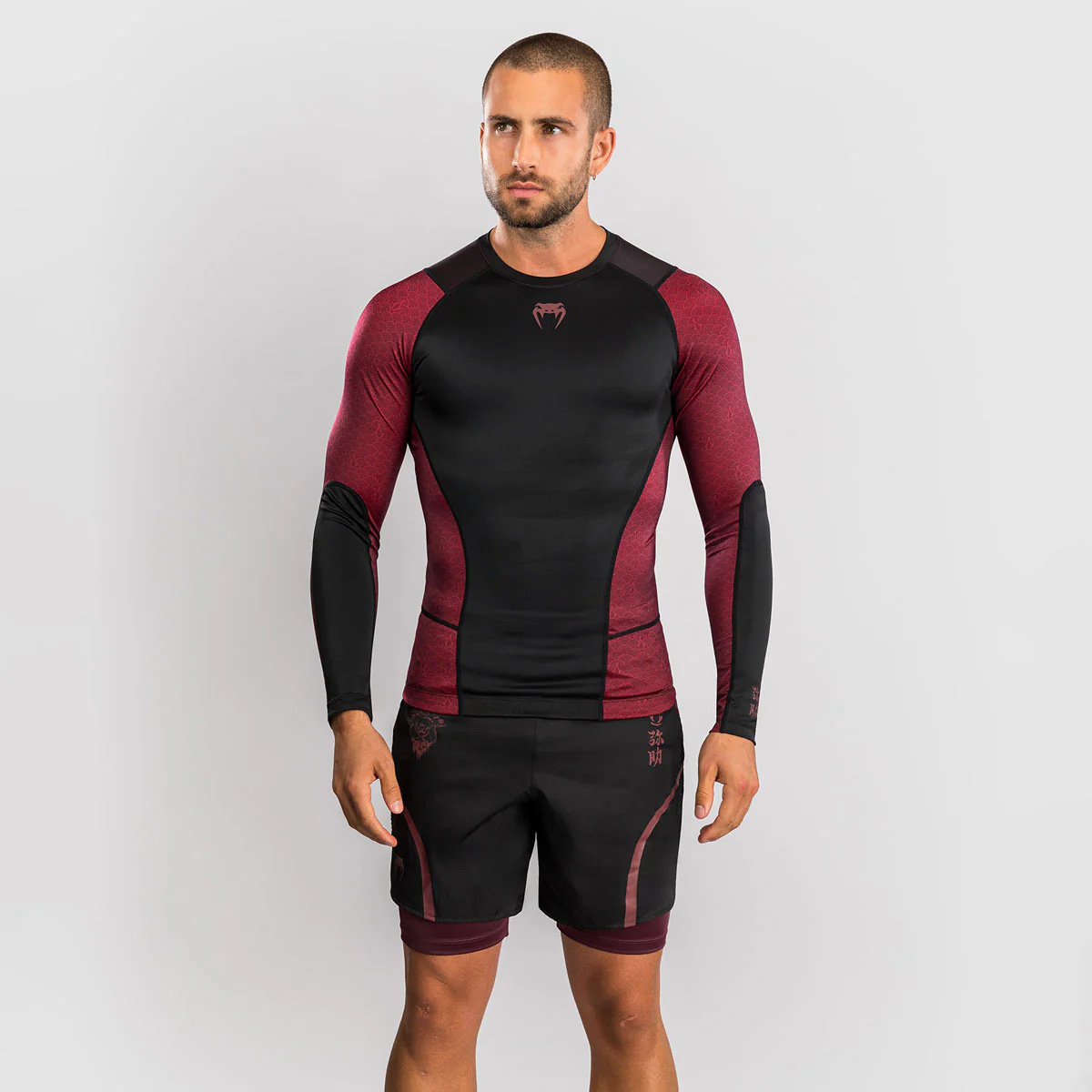 Rashguard Venum Assassin's Creed Shadows manches longues Rouge-noir  - Image 2