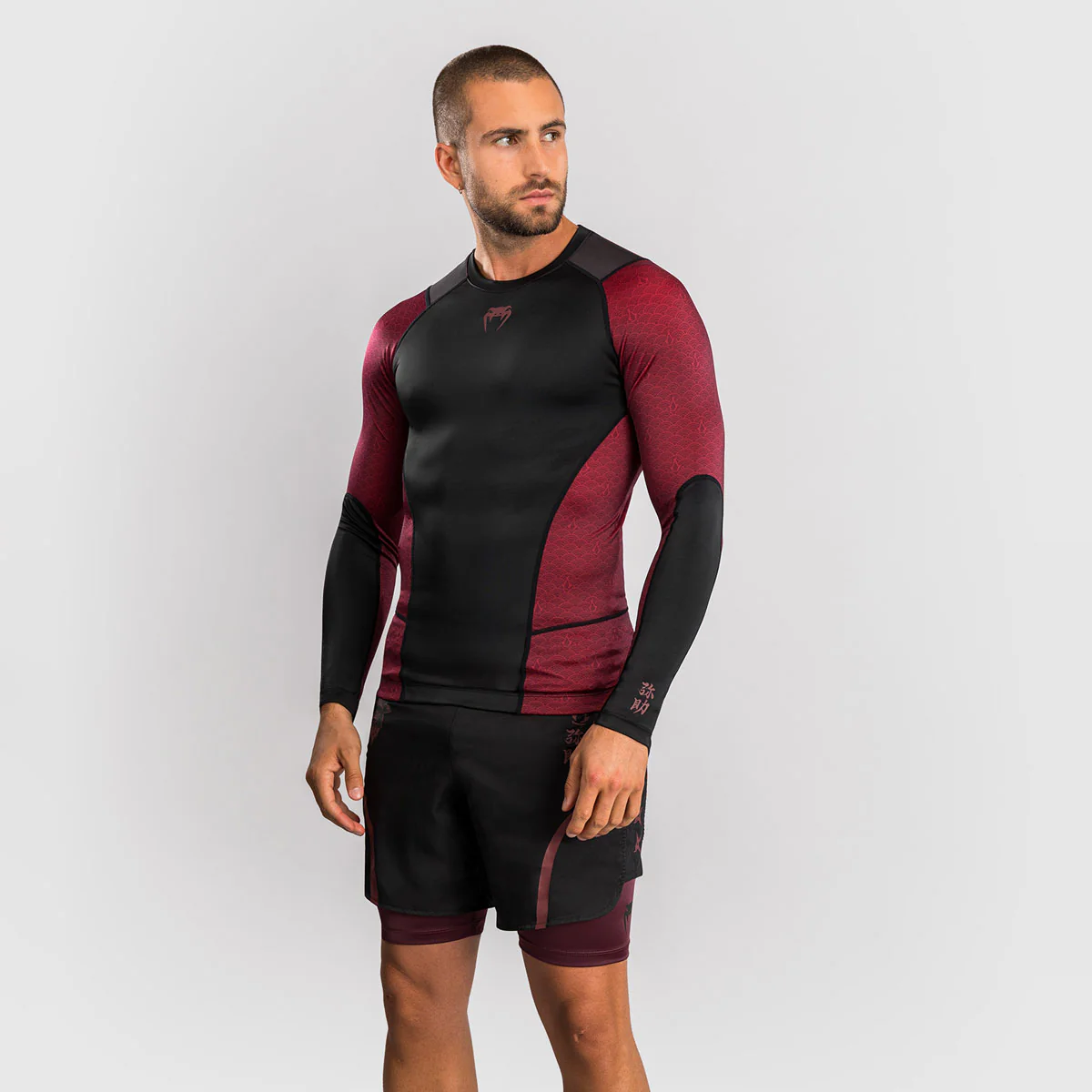 Rashguard Venum Assassin's Creed Shadows manches longues Rouge-noir  - Image 3