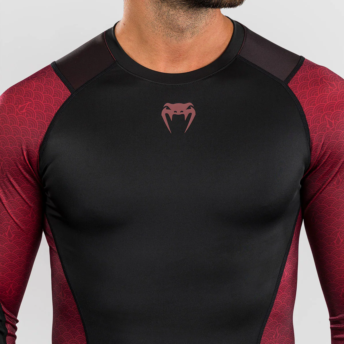 Rashguard Venum Assassin's Creed Shadows manches longues Rouge-noir  - Image 4