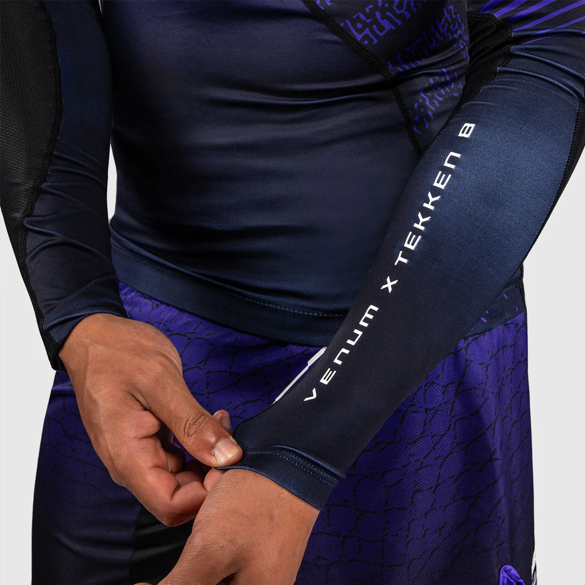 Rashguard Venum Tekken 8 Kazuya manches longues Noir-violet  - Image 8