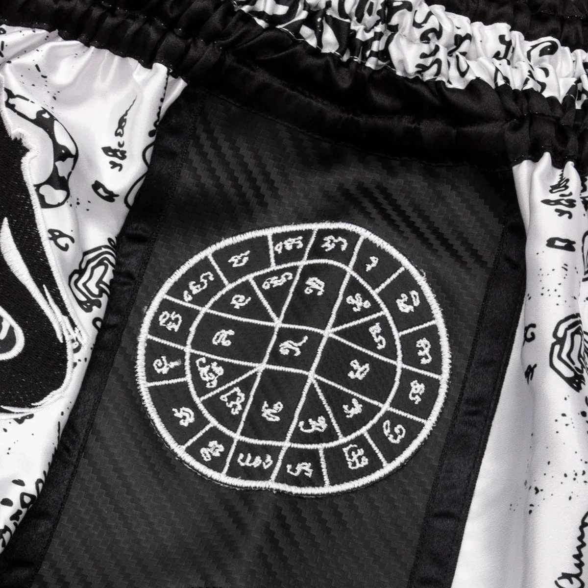 Shorts de kick-thai 8 Weapons Carbon Sak Yant Tigers  - Image 11