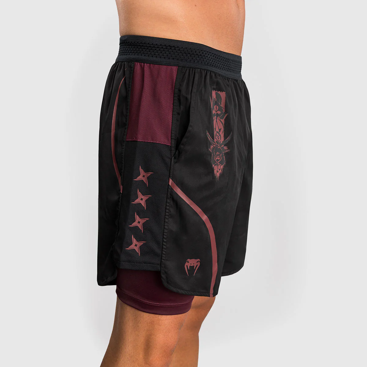 Shorts d'entraînement Venum Assassin's Creed Shadows Rouge-noir  - Image 5