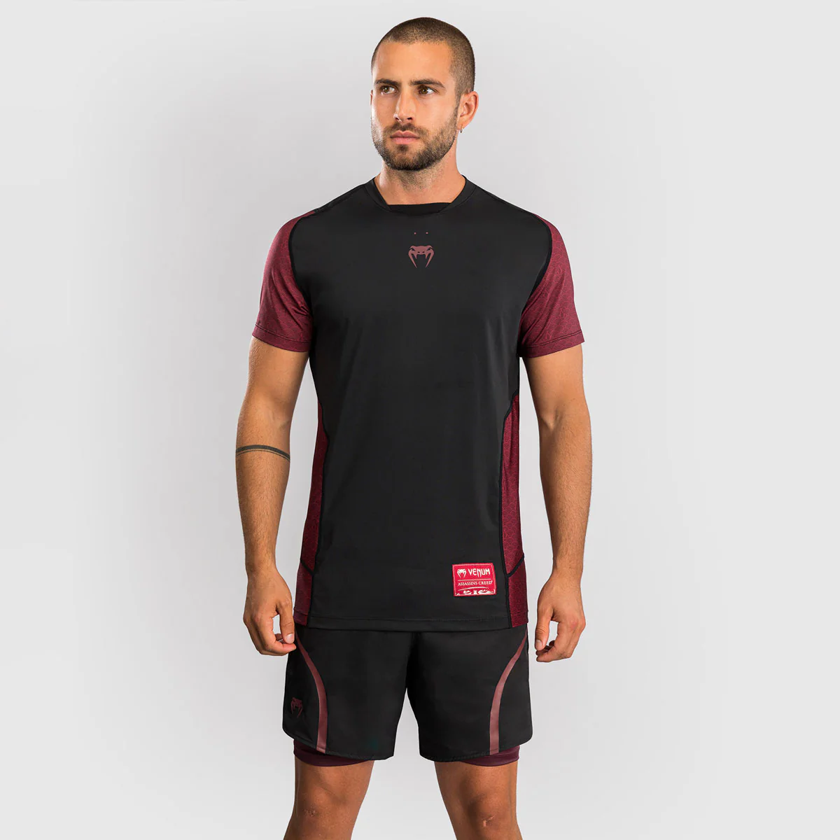 T-shirt Venum Assassin's Creed Shadows Dry Tech Rouge-noir  - Image 2